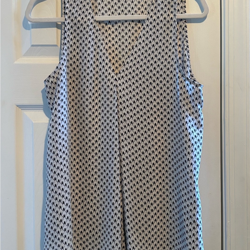 Vince Camuto Women’s Black and White Sleeveless Top Pleated V Neck Size Small